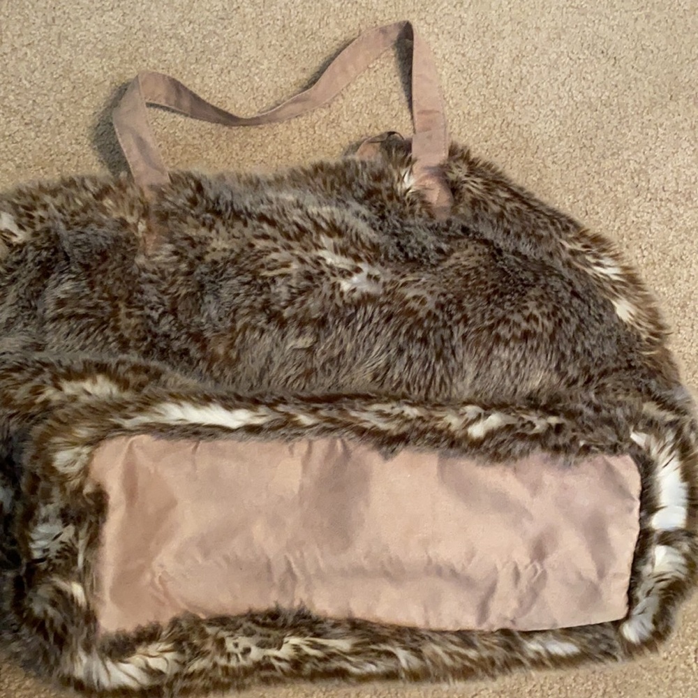 Large soft faux fur travel bag - Picture 4 of 4
